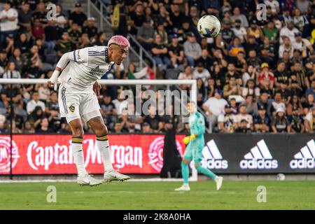 Los Angeles Galaxy-Verteidiger Julian Araujo (2) führt den Ball während eines MLS-Playoff-Spiels gegen den FC Los Angeles am Donnerstag, den 20. Oktober 2022, am Stockfoto