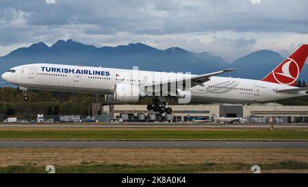 Richmond, British Columbia, Kanada. 20. Oktober 2022. Eine Boeing 777-300ER von Turkish Airlines (TC-LJI) landet auf dem internationalen Flughafen Vancouver. (Bild: © Bayne Stanley/ZUMA Press Wire) Stockfoto