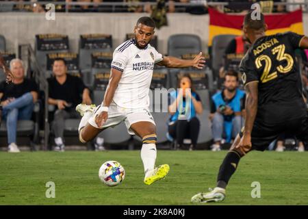 Los Angeles Galaxy Mittelfeldspieler Samuel Grandsir (11) schießt während eines MLS-Playoff-Spiels gegen den FC Los Angeles am Donnerstag, den 20. Oktober 2022, auf der Ba Stockfoto