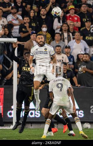 Los Angeles Galaxy-Verteidiger Derrick Williams (3) springt während eines MLS-Playoff-Spiels gegen den FC Los Angeles um einen Header, Donnerstag, 20. Oktober 2022, Stockfoto