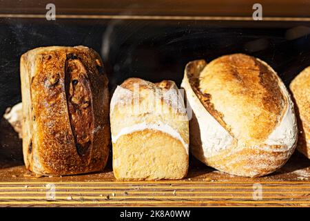 Essen / Laibe frisch gebackenes Sauerteig-Brot in einer Artisan Ballarat Bakery. Stockfoto