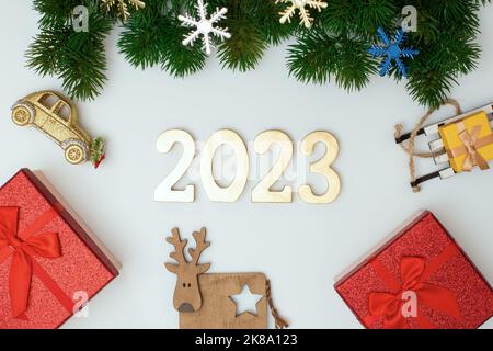 Geschenk rote Schachteln Dekorationen auf weißem Hintergrund. Weihnachten, Winter, Neujahr Konzept. Flat Lay, Draufsicht, Kopierraum . Weihnachten Evergreen Zweige Stockfoto