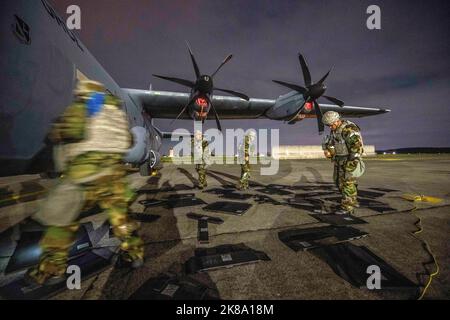 Yokota Air Base, Tokio, Japan. 17. Oktober 2022. Die dem Flugzeugwartungsgeschwader 374. zugewiesenen Flieger bereiten sich auf die C-130J Super Hercules Rüstungsmontage während einer Wing Readiness Inspektion auf der Yokota Air Base, Japan, im Oktober vor. 17, 2022. Der Schutzgrad, den die Rüstung bietet, ermöglicht eine größere Wahrscheinlichkeit für den Erfolg einer Mission in rauen Umgebungen oder potenziellen Konflikten. Quelle: U.S. Air Force/ZUMA Press Wire Service/ZUMAPRESS.com/Alamy Live News Stockfoto