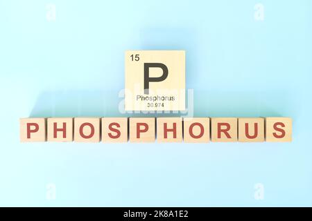 Phosphor chemisches Element Symbol mit atomarer Masse und atomare Zahl in Holzblöcken flache Lay-Zusammensetzung. Chemie und Wissenschaft Konzept. Stockfoto