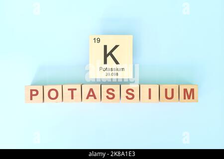 Kalium chemisches Element-Symbol mit atomarer Masse und atomarer Zahl in Holzblöcken flache Lay-Zusammensetzung. Chemie und Wissenschaft Konzept. Stockfoto