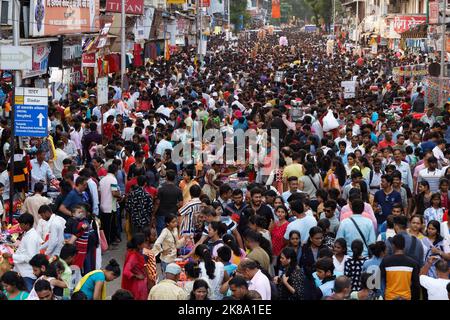 Leute, die beim Diwali Festival in Mumbai, Indien, einkaufen. Stockfoto