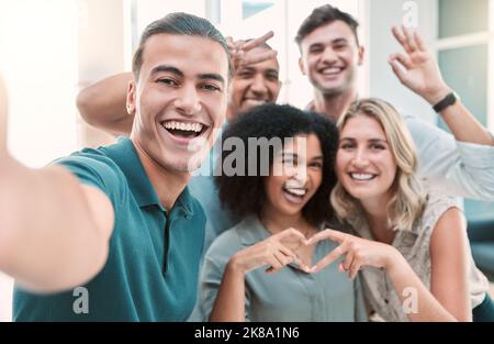 Glückliches Selfie und Teambildung im Büro bei einem Meeting oder Teambuilding. Vielfalt, Teamarbeit und junge Arbeitsfreunde mit Lächeln und Stockfoto