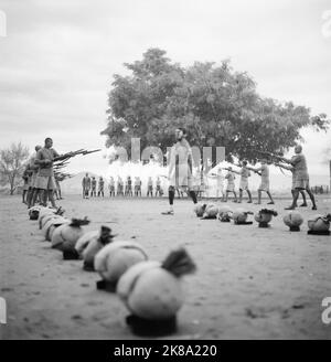 Cecil Beaton - Indien 1944: Sikh recuits at Bajonett practice at a Frontier Constabulary Training Post. Ihre Puggareen (Turbane) sind aufgereiht. Stockfoto