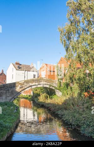 Die denkmalgeschützte Packhorse Bridge über den Fluss Leven in Stokesley, North Yorkshire, England, Großbritannien Stockfoto