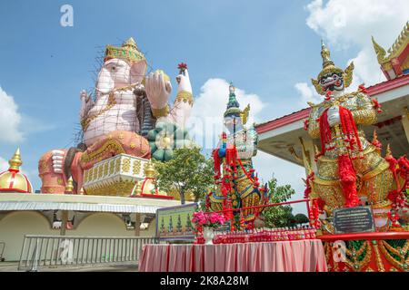 Chachoengsao, THAILAND - 23. September 2022: Die Perspektive von Lord Ganesha und Giant im Wat Pong der Tempel Agas ist ein berühmter buddhistischer Tempel mit großem Schwung Stockfoto