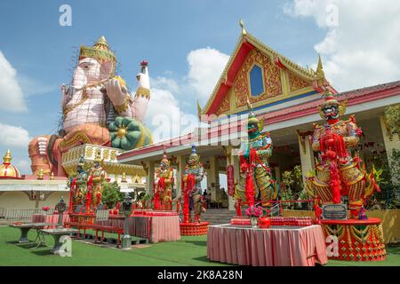 Chachoengsao, THAILAND - 23. September 2022: Die Perspektive von Lord Ganesha und Giant im Wat Pong der Tempel Agas ist ein berühmter buddhistischer Tempel mit großem Schwung Stockfoto