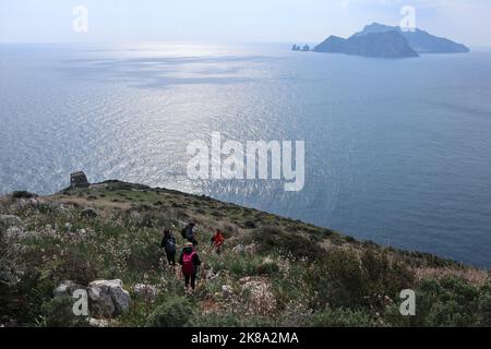 Massa Lubrense - Escursionisti lungo il sentiero che scende verso Punta Campanella Stockfoto