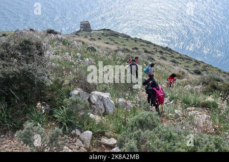 Massa Lubrense - Escursionisti lungo il sentiero che scende verso Torre Minerva Stockfoto