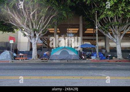 Hollywood, Kalifornien / USA - 12. Oktober 2022: Tagsüber werden auf einem Bürgersteig in Los Angeles Zelte von unbewohnten Menschen gezeigt. Für redaktionelle Zwecke onl Stockfoto