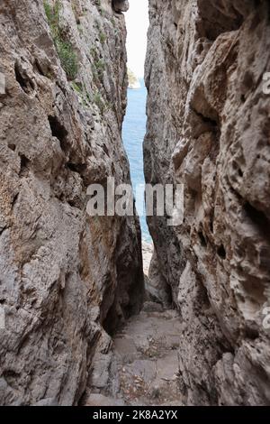 Massa Lubrense - Sentiero tra le rocce che scende verso la Grotta di Minerva Stockfoto