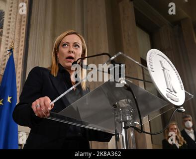 Rom, Italien. 21. Oktober 2022. Giorgia Meloni, Leiterin der italienischen Brüder (FDI), spricht nach dem Treffen im Quirinale-Präsidentenpalast in Rom, Italien, am 21. Oktober 2022 mit den Medien. Giorgia Meloni, Vorsitzende der rechtsextremen populistischen Partei der italienischen Brüder, wurde am Freitag zum italienischen Ministerpräsidenten ernannt. Die offizielle Ankündigung erfolgte, nachdem sie sich am Nachmittag hier im Präsidentenpalast von Quirinale mit dem italienischen Präsidenten Sergio Mattarella getroffen hatte. Quelle: Alberto Lingria/Xinhua/Alamy Live News Stockfoto