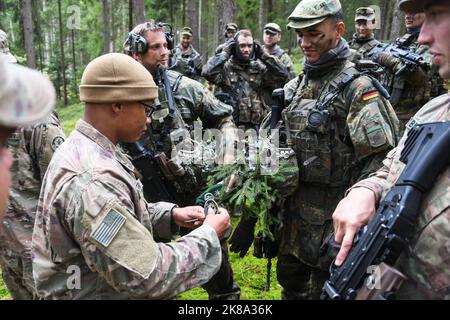 Regen, Bayern, Deutschland. 29. September 2022. US-Soldaten, die 1. Squadron, 2. Cavalry Regiment (1/2CR) zugewiesen wurden, tauschen während einer Schuetzenschnur-Veranstaltung mit der deutschen Partnereinheit vom 1/2CR, dem Panzergrenadierbataillon 112, in Regen, Deutschland, 29. Sept. 2022. 1/2CR bot exemplarischen Soldaten die Möglichkeit, einen ausländischen Preis zu erhalten und mit deutschen Armeekollegen Kameradschaft aufzubauen, um NATO- und multinationale Partnerschaften zu stärken. Kredit: U.S. Army/ZUMA Press Wire Service/ZUMAPRESS.com/Alamy Live Nachrichten Stockfoto