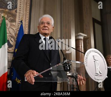 Rom, Italien. 21. Oktober 2022. Der italienische Präsident Sergio Mattarella spricht nach dem Treffen im Quirinale-Präsidentenpalast in Rom, Italien, am 21. Oktober 2022, zu den Medien. Giorgia Meloni, Vorsitzende der rechtsextremen populistischen Partei der italienischen Brüder, wurde am Freitag zum italienischen Ministerpräsidenten ernannt. Die offizielle Ankündigung erfolgte, nachdem sie sich am Nachmittag hier im Präsidentenpalast von Quirinale mit dem italienischen Präsidenten Sergio Mattarella getroffen hatte. Quelle: Alberto Lingria/Xinhua/Alamy Live News Stockfoto