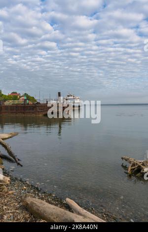 Blick auf den alten, rostigen Barge Pier vom Ufer aus am Sommermorgen Stockfoto
