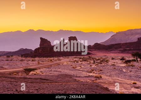 Blick auf den sphinxförmigen Felsen und die Landschaft bei Sonnenaufgang im Timna-Wüstenpark im Süden Israels Stockfoto