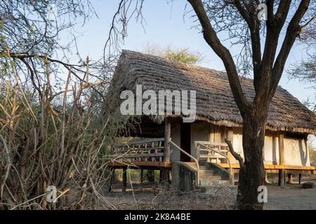 Tarangire, Tansania - 12.. Oktober 2022: Eine Hütte in einer Lodge im Tarangire Reservat, Tansania, im Morgengrauen. Stockfoto