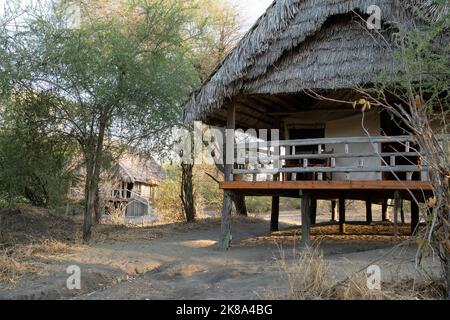 Tarangire, Tansania - 12.. Oktober 2022: Hütten in einer Lodge im Tarangire Reservat, Tansania, im Morgengrauen. Stockfoto