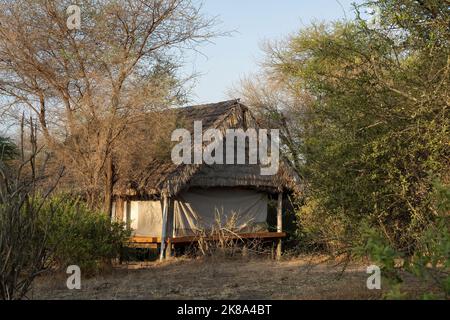 Tarangire, Tansania - 12.. Oktober 2022: Eine Hütte in einer Lodge im Tarangire Reservat, Tansania, im Morgengrauen. Stockfoto