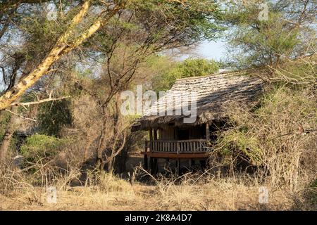 Tarangire, Tansania - 12.. Oktober 2022: Eine Hütte in einer Lodge im Tarangire Reservat, Tansania, im Morgengrauen. Stockfoto