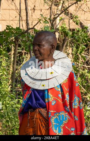 Tarangire, Tansania - 12.. Oktober 2022:eine ältere masai-Frau in traditioneller Kleidung an einem sonnigen Tag in Tansania. Stockfoto