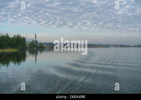 Landschaftsansicht des kleinen russischen Dorfes von der ob-Seite des Flusses am frühen Sommermorgen Stockfoto