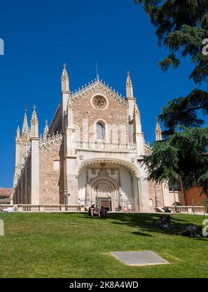 Madrid, Spanien - 19. Juni 2022: Fassade und Eingang der Kirche san jeronimo el real mit dem grünen Rasen vor Stockfoto