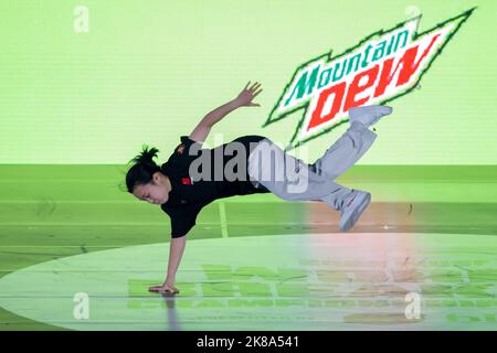 Seoul, Südkorea. 22. Oktober 2022. Das B-Girl des chinesischen Teams Liu Qingyi tritt während des Spiels der Runde 1 am 2. Tag der WDSF-Weltmeisterschaft 2022 in Seoul, Südkorea, am 22. Oktober 2022, an. Quelle: Wang Yiliang/Xinhua/Alamy Live News Stockfoto