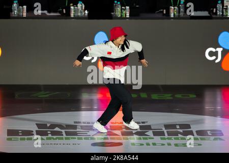 Seoul, Südkorea. 22. Oktober 2022. Das B-Girl des chinesischen Teams Guo Pu tritt am 2. Tag der WDSF-Weltmeisterschaft 2022 in Seoul, Südkorea, am 22. Oktober 2022, während des Spiels der Runde 1 an. Quelle: Wang Yiliang/Xinhua/Alamy Live News Stockfoto