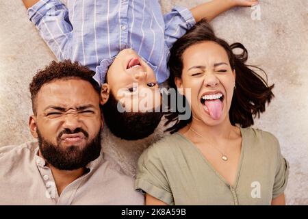 Boden, Familie und Spaß auf einem Teppich im Wohnzimmer mit fröhlichen, albernen und verspielten Menschen mit unterschiedlichem Gesichtsausdruck. Glückliche Familie, Porträt und Stockfoto