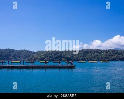 Der Pier Ita Thao am Sun Moon Lake in Nantou, Taiwan. Dies ist eine der drei Fähranlegestellen am Sun Moon Lake. Stockfoto