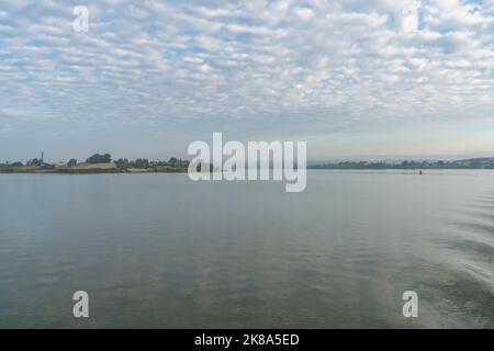 Blick vom Fluss ob auf die beiden Ufer und die „Tore“ der Bucht am Sommermorgen Stockfoto