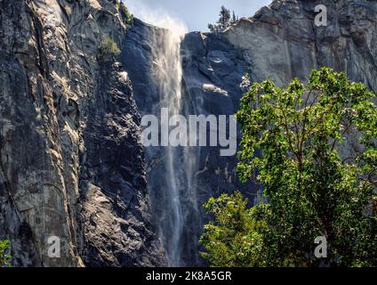 Der Bridalveil Fall, 188 Meter hoch, ist einer der prominentesten Wasserfälle im Yosemite National Park, Kalifornien. Stockfoto