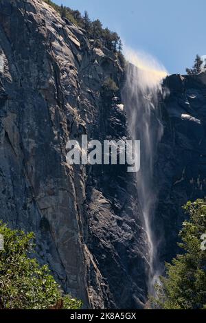 Der Bridalveil Fall, 188 Meter hoch, ist einer der prominentesten Wasserfälle im Yosemite National Park, Kalifornien. Stockfoto