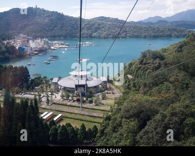 Die Sun Moon Lake Seilbahnstation bei Ita Thao von oben. Die Seilbahn verbindet Ita Thao vom Sun Moon Lake mit dem Formosan Aboriginal Culture Village. Stockfoto