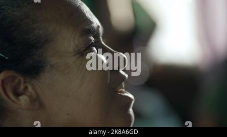 Meditative hispanische ältere Frau, die die Augen in Kontemplation schließt. Spirituelle ältere Dame in Meditation. Nahaufnahme eines südamerikanischen weiblichen pe Stockfoto