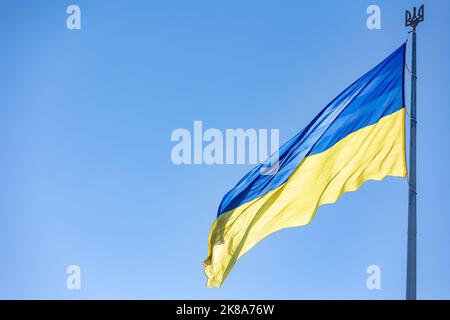 Die Flagge der Ukraine flattert am blauen Himmel. Große gelb blaue ukrainische Nationalstaatsflagge, Stadt Kiew Ukraine Stockfoto