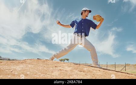 Sport, Baseballspiele und Pitching mit dem Mann auf dem Feld für Training, Fitness und Spiele Wettbewerb. Gesundheit, Wellness und Action mit Baseballspieler Stockfoto