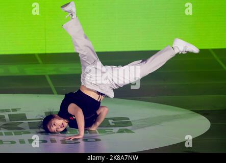 Seoul, Südkorea. 22. Oktober 2022. Das B-Girl des chinesischen Teams Liu Qingyi tritt während des Spiels der Runde 2 am 2. Tag der WDSF-Weltmeisterschaft 2022 in Seoul, Südkorea, am 22. Oktober 2022, an. Quelle: Wang Yiliang/Xinhua/Alamy Live News Stockfoto