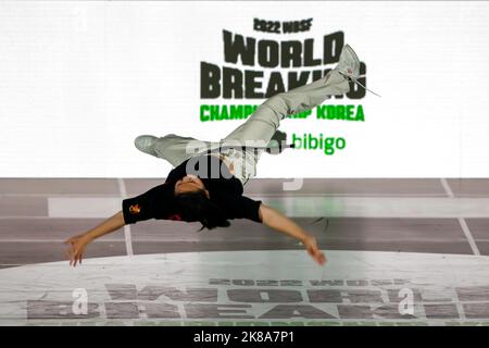 Seoul, Südkorea. 22. Oktober 2022. Das B-Girl des chinesischen Teams Liu Qingyi tritt während des Spiels der Runde 2 am 2. Tag der WDSF-Weltmeisterschaft 2022 in Seoul, Südkorea, am 22. Oktober 2022, an. Quelle: Wang Yiliang/Xinhua/Alamy Live News Stockfoto