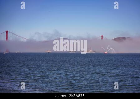 San Francisco, Kalifornien, USA. 7. Oktober 2022. Von rechts nach links: Feuerwehrboot der San Francisco Fire Department St. Francis, Ticonderoga-Klasse, Lenkraketen-Kreuzer USS Princeton (CG 59), Harper's Ferry-Klasse, Amphibiendock-Landungsschiff USS Harper's Ferry (LSD 49), Litoral Combat Ship USS Kansas City (LCS 22), Und USS Fitzgerald (DDG 62), der Lenkflugkörper-Zerstörer der Arleigh-Burke-Klasse, segelt während der Parade der Schiffe im Rahmen der San Francisco Fleet Week (SFFW) 2022. Oktober unter der Golden Gate Bridge. 7, 2022. SFFW ist eine Gelegenheit für die amerikanische Öffentlichkeit, ihre zu treffen Stockfoto