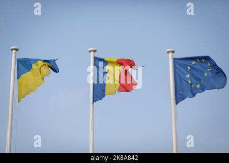 Verschlissene ukrainische, rumänische und EU-Flaggen an einem Grenzübergang zwischen der Ukraine und Rumänien. Stockfoto