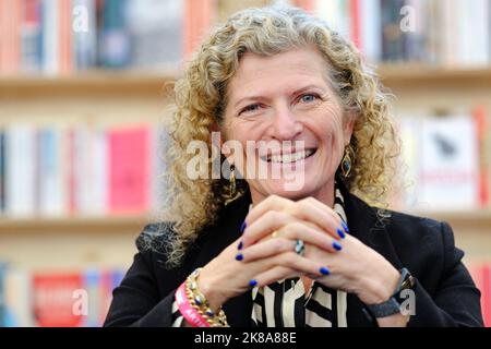 Mary Ann Sieghart Journalistin und Autorin beim Cheltenham Literaturfestival im Oktober 2022 Stockfoto