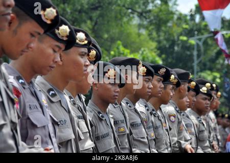 Jakarta, Indonesien - 16. Februar 2015: Die Polizei von Newbie ist auf der Hut und sichert sich einen Protest in Jakarta, Indonesien Stockfoto