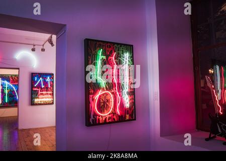 Neonlicht-Installation im Gebäude in Prag Stockfoto