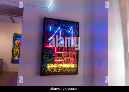 Neonlicht-Installation im Gebäude in Prag Stockfoto